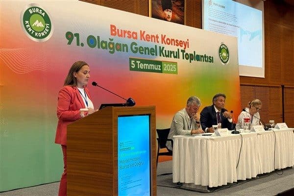 Genel Kurul'da konuşan Bursa Kent Konseyi Başkanı Prof. Dr. Ertuğrul