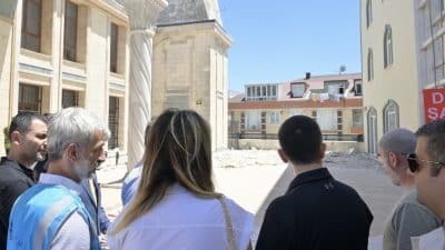 Büyük Osmanlı Camii avlusundan alt katlara, özellikle 4-6 yaş Kuran