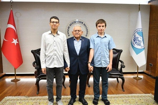 Kayseri Büyükşehir Belediye Başkanı Büyükkılıç, 2025 YKS’de Türkiye derecesi elde