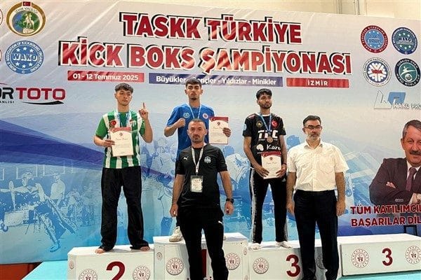İzmir’de düzenlenen TASKK Türkiye Kick Boks Şampiyonası’nda genç erkekler 71