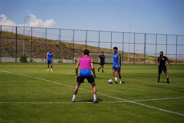 Günün ilk antrenmanı saat 10.00’da teknik direktör İlhan Palut yönetiminde