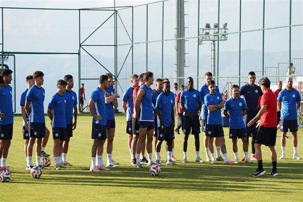 İlk antrenman saat 10.00’da teknik direktör İlhan Palut yönetiminde Palandöken