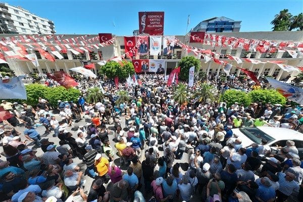 Gözaltına alınan Adana Büyükşehir Belediye Başkanı Zeydan Karalar için düzenlenen