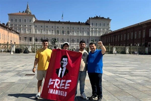 CHP Bursa Milletvekili Öztürk, iki oğluyla birlikte Roma sokaklarında “Free
