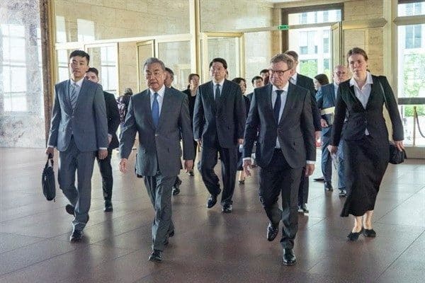 Çin Komünist Partisi (ÇKP) Merkez Komitesi Siyasi Bürosu Üyesi ve