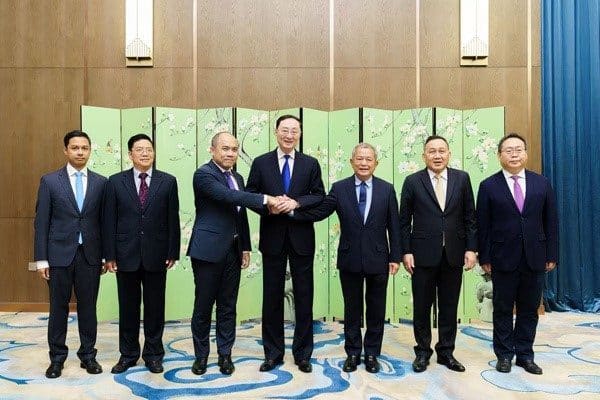 Toplantıya Çin Dışişleri Bakan Yardımcısı Sun Weidong'un yanı sıra Kamboçya