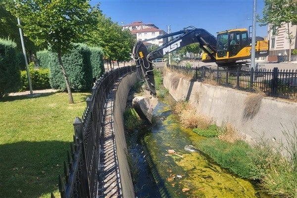 Belediye ekipleri, çevre ve insan sağlığını tehdit eden olumsuzlukları ortadan
