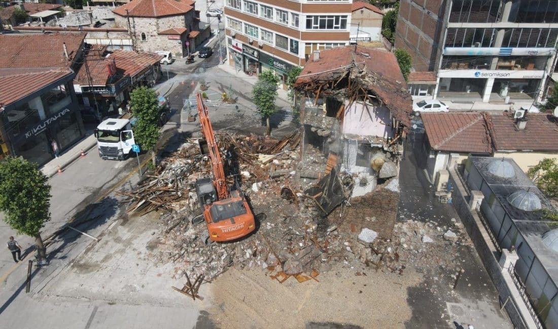 Ulu Cami civarındaki bankaların taşınması ve otobüs duraklarının yerinin değiştirilmesinin