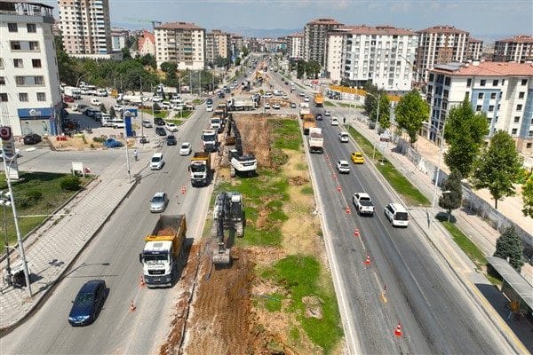 Çalışmaları yerinde inceleyen Malatya Büyükşehir Belediye Başkanı Sami Er, Çöşnük