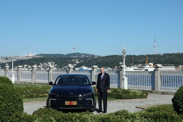 Cumhurbaşkanı Recep Tayyip Erdoğan, Togg'un yeni modeli T10F'nin deneme sürüşünü