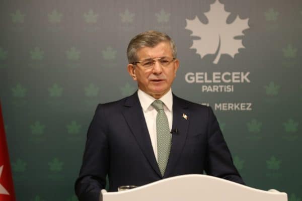 Davutoğlu, örgütün silahları somut şekilde tasfiye etmeye başlamasını “doğru yönde