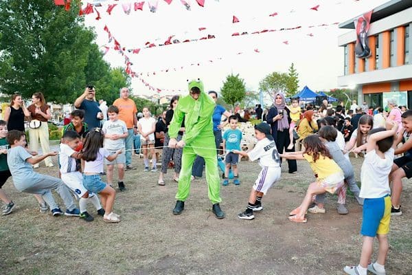 Derince Belediyesi tarafından , yaz dönemi boyunca Mahalle Çocuk Şenlikleri