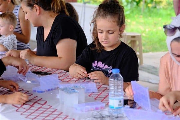 Çocukların sosyal becerilerini geliştirmek, el sanatlarıyla tanışmalarını sağlamak ve yaz