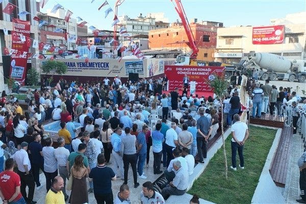 Temel atma törenine; Türkiye Belediyeler Birliği Başkan Vekili ve Adana