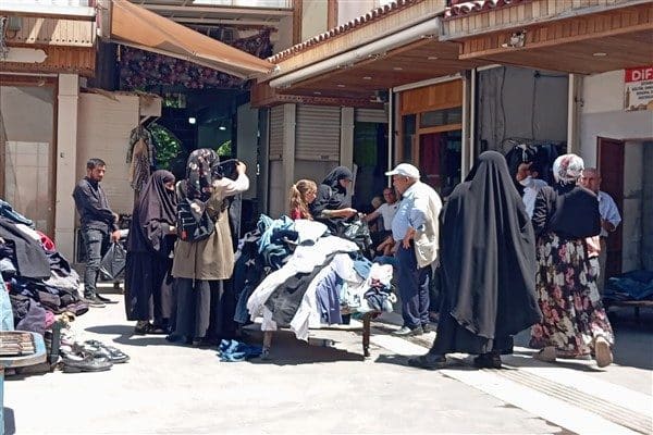 “30 yıldır ikinci el kıyafetleri alıyorum, tamir ediyorum, yeniliyoru,” diyen