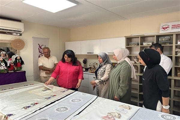 Ziyaret kapsamında, Yeşiltepe ÇATOM kursiyerleri kadınlarının öncülüğünde kurulan Toplumsal Değişme