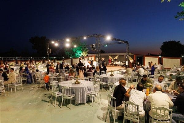 Buca Belediyesi’ne ait Gölet Tesisleri’nde bulunan amfi tiyatronun yenilenerek hizmete