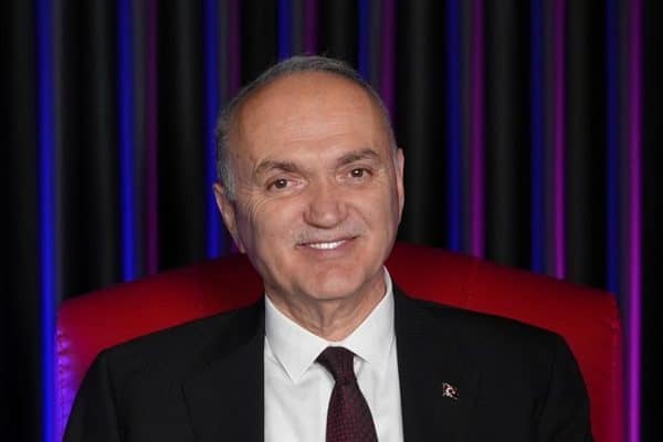 Düzce Belediye Başkanı Dr. Faruk Özlü, bir televizyon programında gündeme