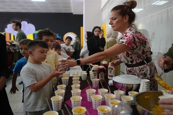 Düzce Belediyesi Çocuk Üniversitesi, Muharrem ayı vesilesiyle aşure etkinliği düzenledi.