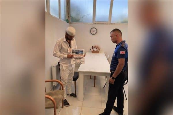 Düzce D-655 Karayolu Beçi kavşağında, kızlarının kanser hastası olduğunu iddia