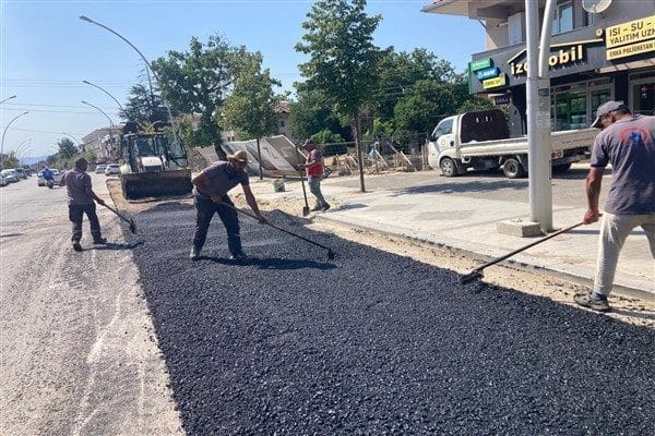 Fen İşleri Müdürlüğü ekipleri, yaptığı program dahilinde trafiğin rahatlatılması noktasında
