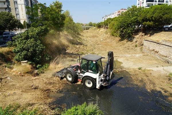 Belediye ekipleri, Devlet Su İşleri ekiplerine destek olarak Edremit Çayı'nda