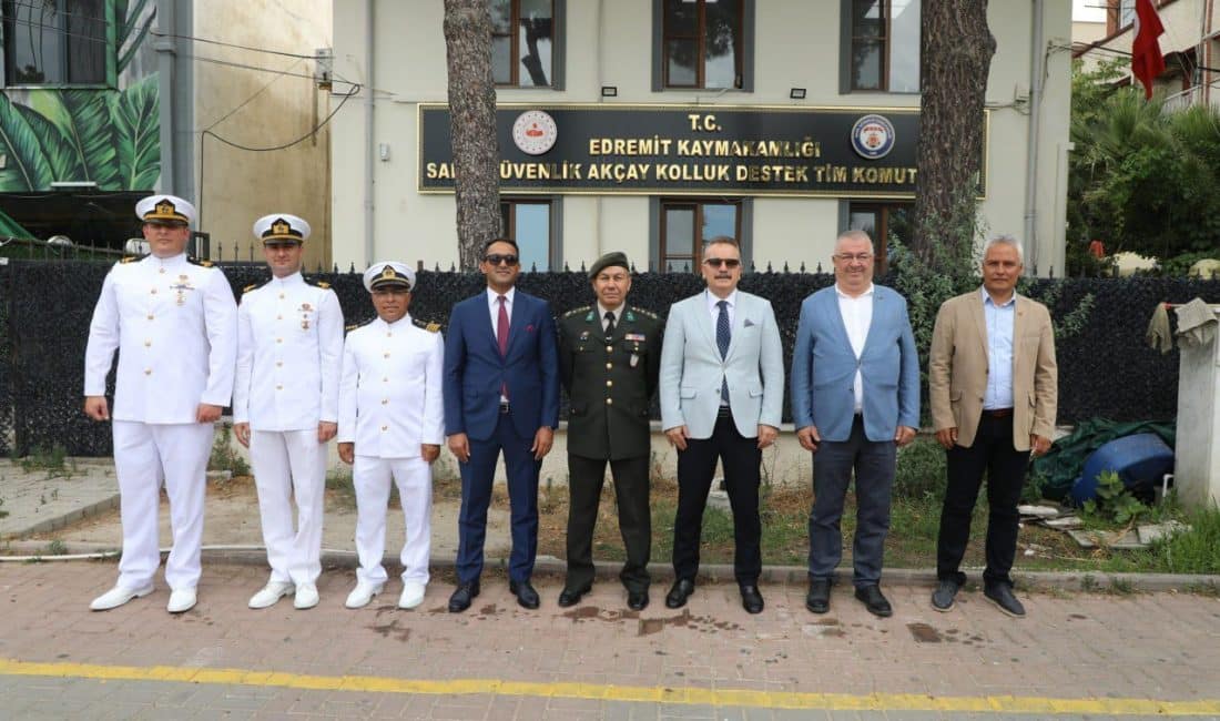 Edremit’in Akçay Mahallesi Cumhuriyet Meydanı’nda gerçekleştirilen kutlama programına Edremit Kaymakamı