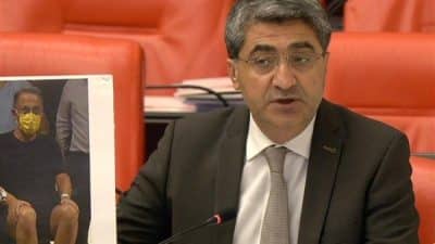 TBMM Genel Kurulu’nda Murat Çalık’ın fotoğrafını tutarak vekillere seslenen Ekmen,