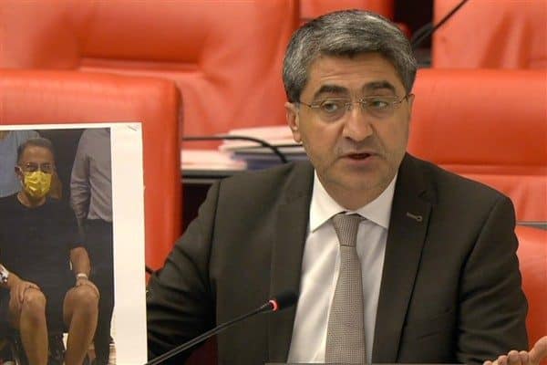 TBMM Genel Kurulu’nda Murat Çalık’ın fotoğrafını tutarak vekillere seslenen Ekmen,