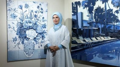 Cumhurbaşkanı Recep Tayyip Erdoğan'ın eşi Emine Erdoğan, atık denim kumaşlarının