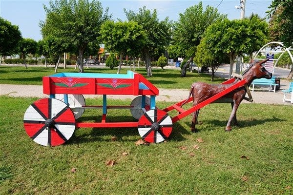 Bu kapsamda okaliptus ve kavak ağaçları birleştirilerek yeni objeler oluşturuluyor,