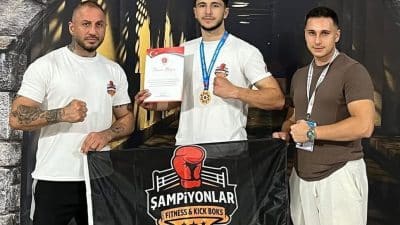 Erzincanlı sporcu Caner Demir, İzmir’de düzenlenen Türkiye Kick Boks Şampiyonası’nda