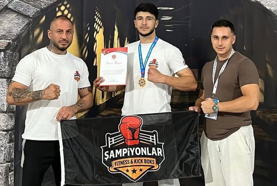 Erzincanlı sporcu Caner Demir, İzmir’de düzenlenen Türkiye Kick Boks Şampiyonası’nda