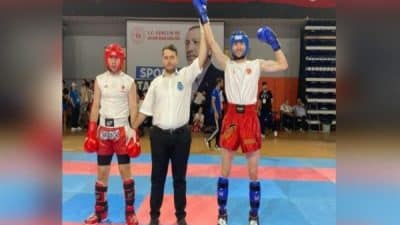 Genç erkekler 63 kilo light contact kategorisinde mücadele eden Ömer