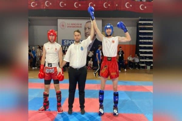Genç erkekler 63 kilo light contact kategorisinde mücadele eden Ömer