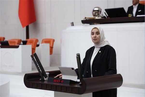 Esen konuşmasında “1,5 yıl önce bu kürsüden sözleşmeli erlerimizin durumunu