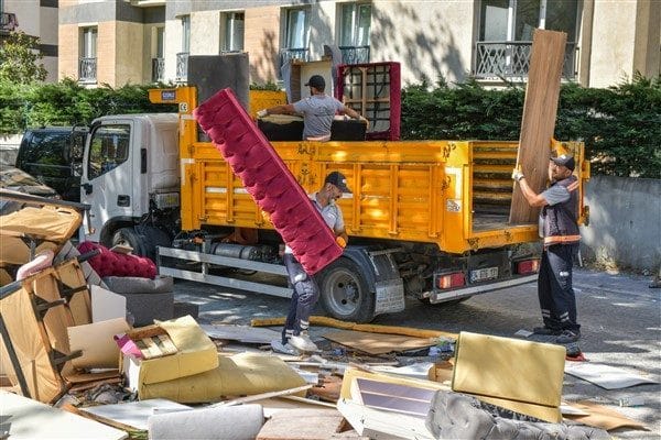 Belediye ekipleri, vatandaşların kapı önlerine bıraktığı eski mobilya, yatak, beyaz