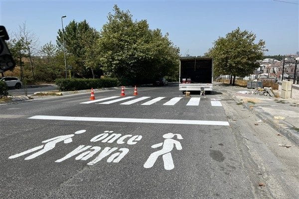 Belediye ekipleri okul önlerinde yaya yolu çizgi çalışmaları gerçekleştirirken, aynı