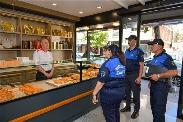 Gıda satışı yapan işletmeleri titizlikle denetleyen ekipler; ruhsat, hijyen ve