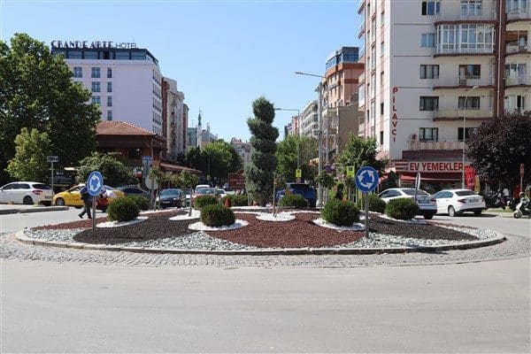 Su kullanımını azaltan kuru peyzaj yöntemiyle peyzaj düzenlemeleri son olarak