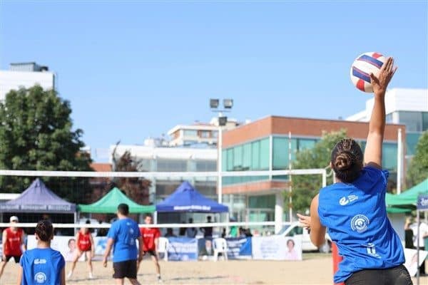 Şenliğin dördüncü gününde vatandaşlar da sporcuları yalnız bırakmadı. 32 takım