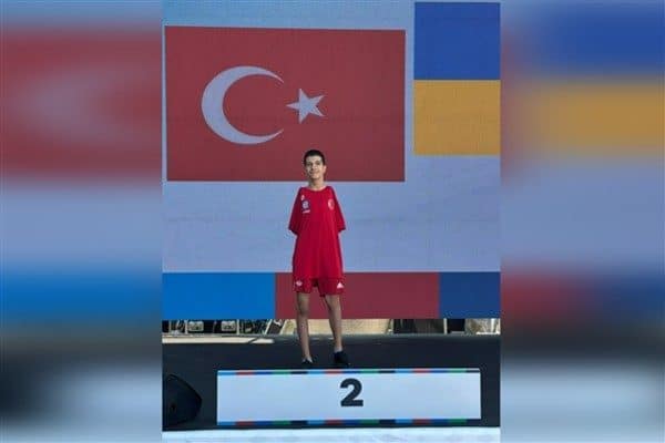 Yarışmalardan 4 madalya ile dönen Şimşek, 50 metre sırtüstünde gümüş,