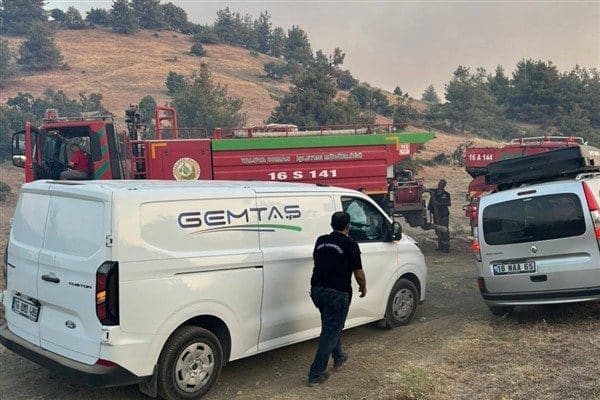 Bursa'nın Kestel-Gürsu bölgesinde, geniş bir alanda etkisini gösteren orman yangını