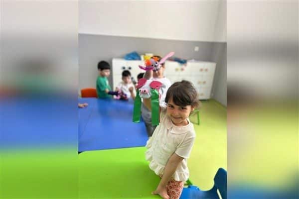 Bahçeden topladıkları kurumuş dallarla kendi Değnek Adam oyuncaklarını tasarlayan çocuklar,