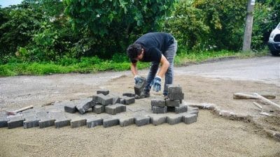 Ekipler tarafından şehir genelinde ot biçme, parke, betonlama, ağaç budama,