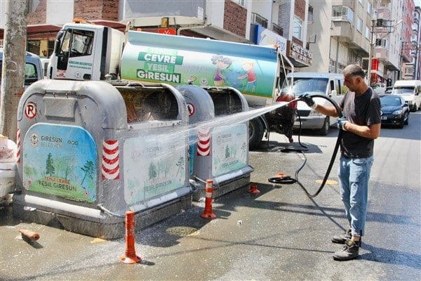 Belediye Temizlik İşleri Müdürlüğü’ne bağlı ekipler, çöp konteynerlerini köpüklü sularla