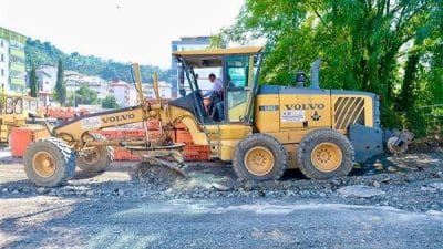 Fen İşleri Müdürlüğü ekipleri, ilk olarak asfaltı kazıyarak işe başladı.