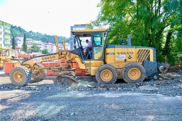 Fen İşleri Müdürlüğü ekipleri, ilk olarak asfaltı kazıyarak işe başladı.