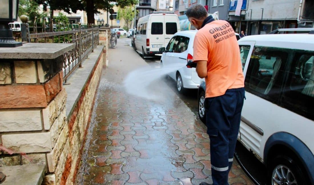 Temizlik İşleri Müdürlüğü’ne bağlı ekipleri, özellikle yoğun kullanılan ana arterler,