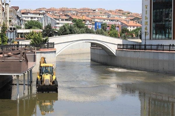 İş makineleri ve Fen İşleri Müdürlüğü personelinin katılımıyla yürütülen temizlikte